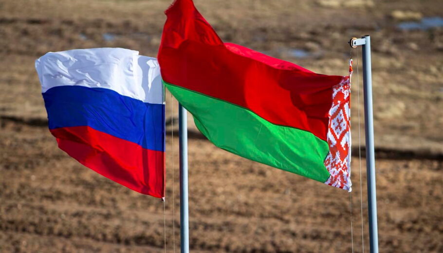 Οι σημαίες της Ρωσίας και της Λευκορωσίας © EPA/RUSSIAN DEFENCE MINISTRY PRESS SERVICE HANDOUT