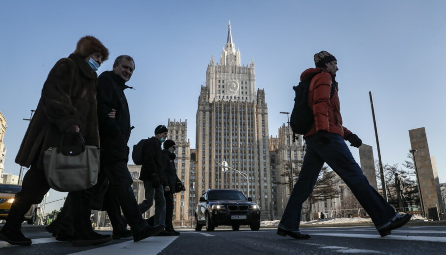 Κόσμος στη Μόσχα © EPA/YURI KOCHETKOV