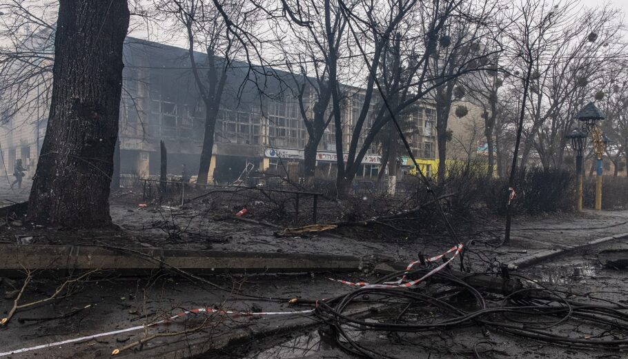 Κατεστραμμένο κτίριο στο Κίεβο ©EPA/ROMAN PILIPEY