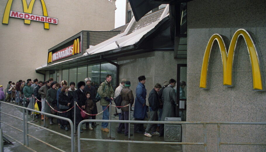 Ουρές έξω από τα McDonald΄s στη Μόσχα ©EPA/DIMA KOROTAYEV