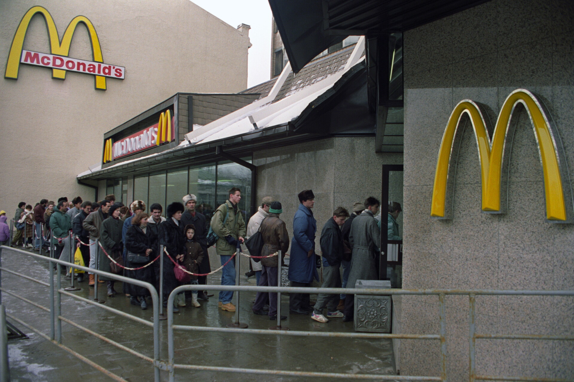 Ουρές έξω από τα McDonald΄s στη Μόσχα ©EPA/DIMA KOROTAYEV