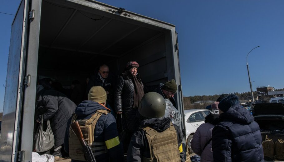 Ουκρανοί στρατιώτες βοηθούν τους πολίτες να εκκενώσουν περιοχές της χώρας © EPA/ ROMAN PILIPEY