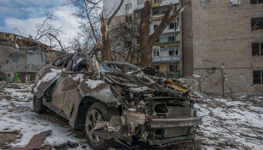 Καταστροφές έπειτα από βομβαρδισμό στο Χάρκοβο της Ουκρανίας © EPA/VASILIY ZHLOBSKY