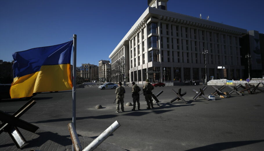 Ουκρανοί στρατιώτες στο Κίεβο © EPA/ATEF SAFADI