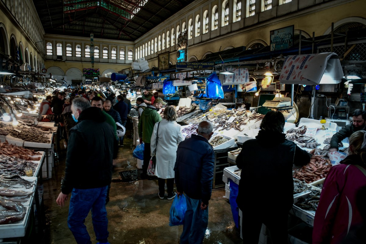 Καταναλωτές στη Βαρβάκειο αγορά © Eurokinissi