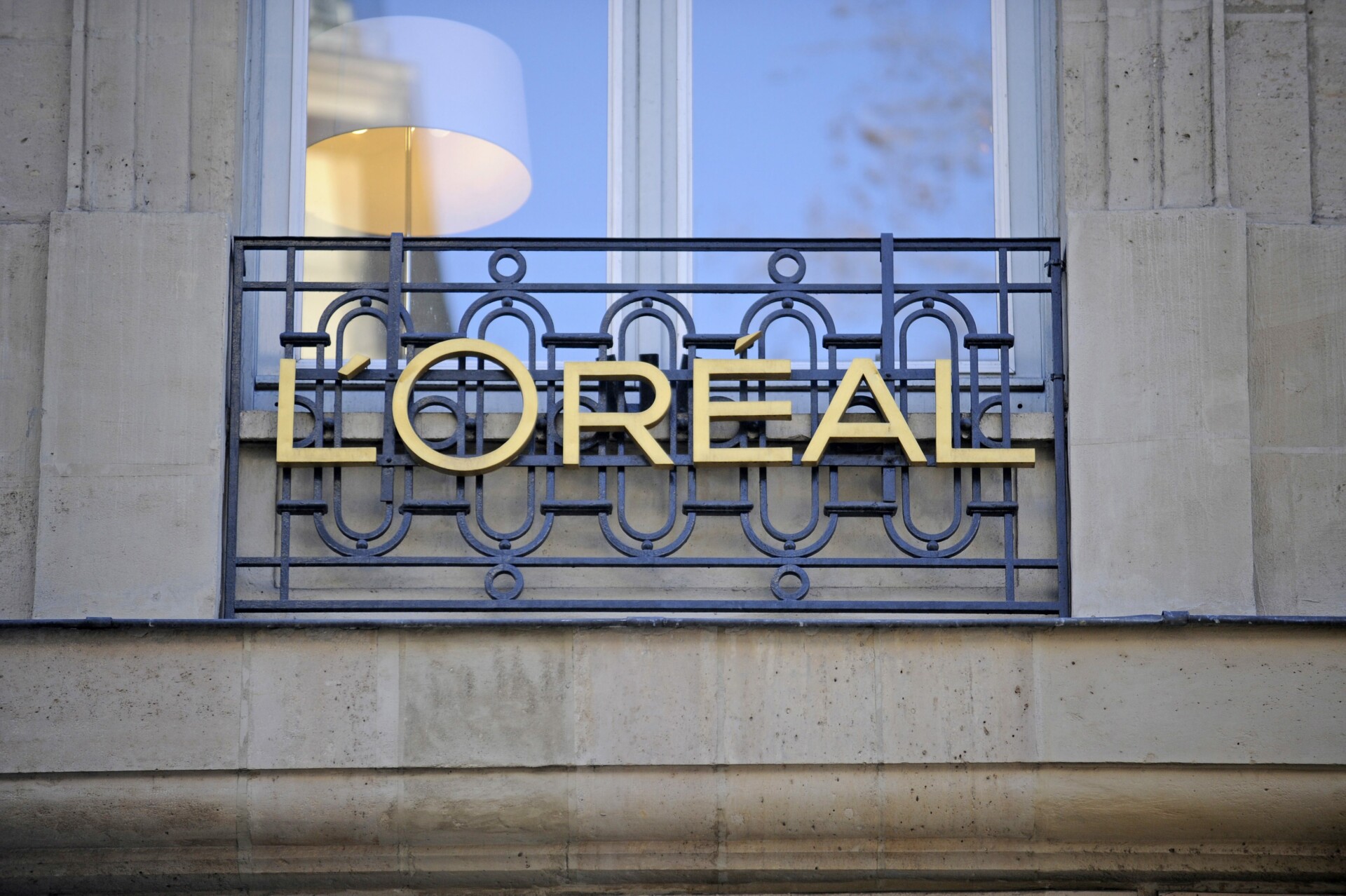 L'Oreal © EPA/YOAN VALAT