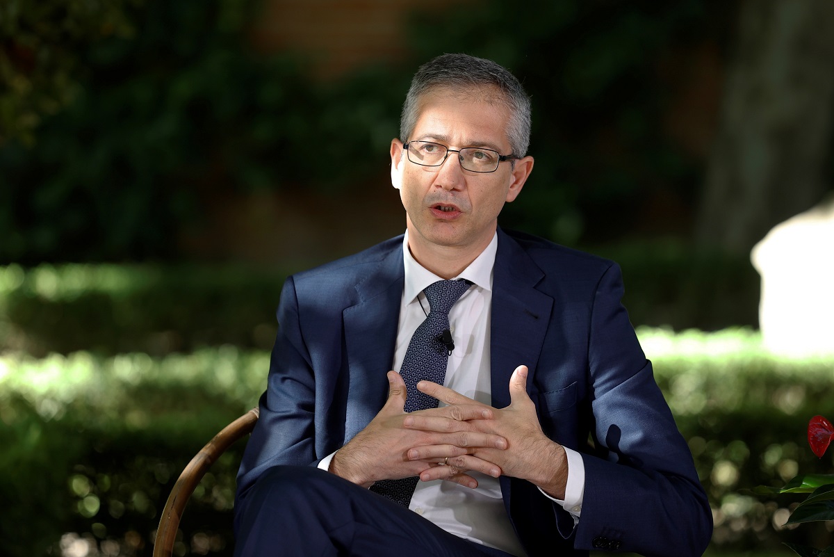 Ντε Κος: Η ΕΚΤ πρέπει να αρχίσει να μειώνει τα επιτόκια τον Ιούνιο