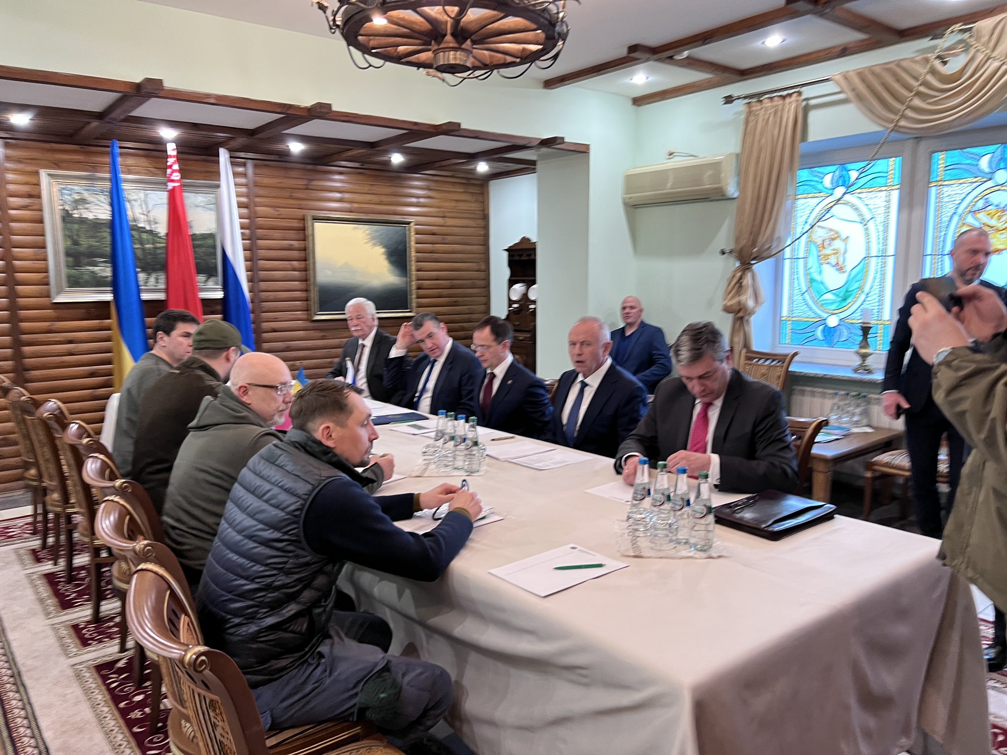Ξεκίνησαν οι συνομιλίες εν μέσω απαισιοδοξίας μετά την επικοινωνία Πούτιν – Μακρόν