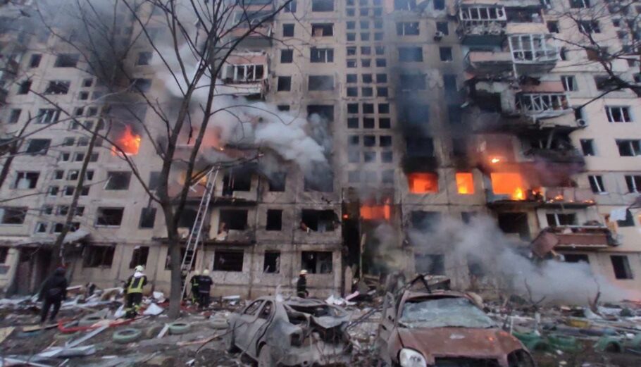 9ωροφο συγκρότημα κατοικιών βομβαρδίστηκε στο Κϊεβο © twitter.com/nexta_tv/