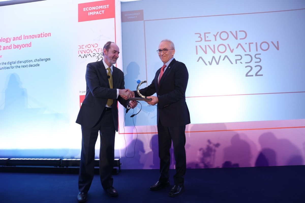 O CEO της Aegean Δημήτρης Γερογιάννης παραλαμβάνει το βραβείο του 