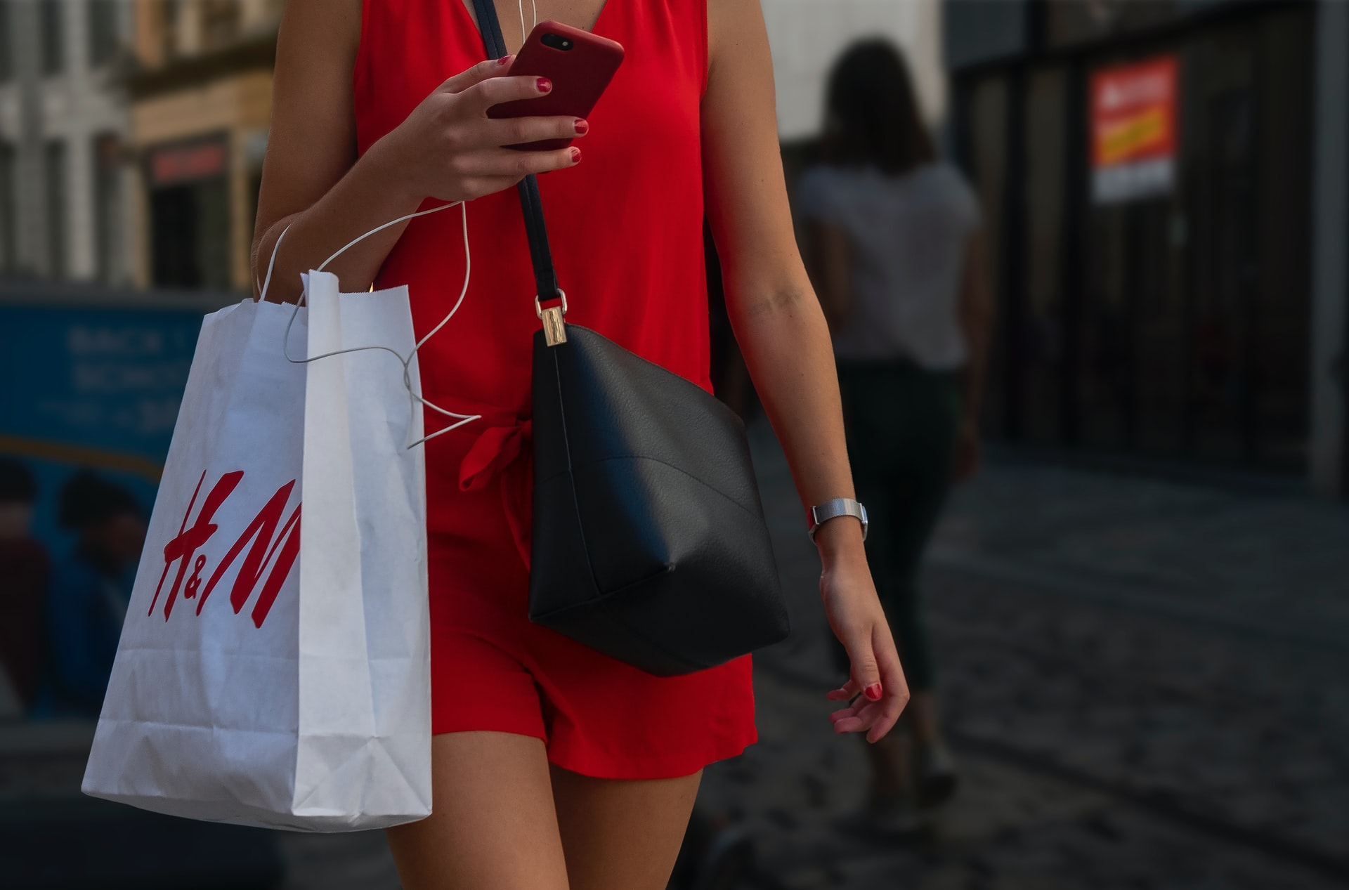 Διακόπτουν τις δραστηριότητές τους στη Ρωσία H&M και Spotify