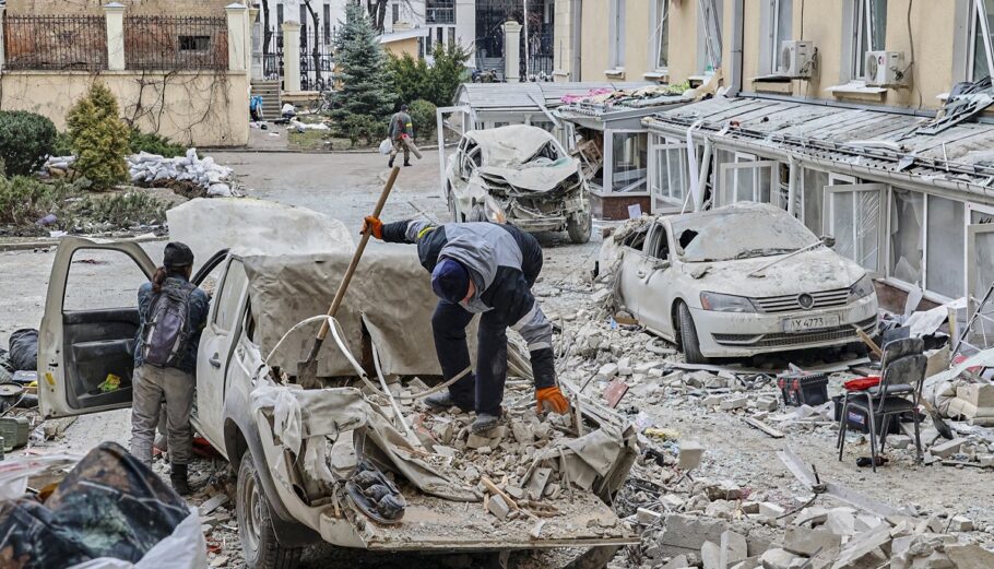 Βομβαρδισμοί στο Χάρκοβο της Ουκρανίας © EPA/SERGEY KOZLOV