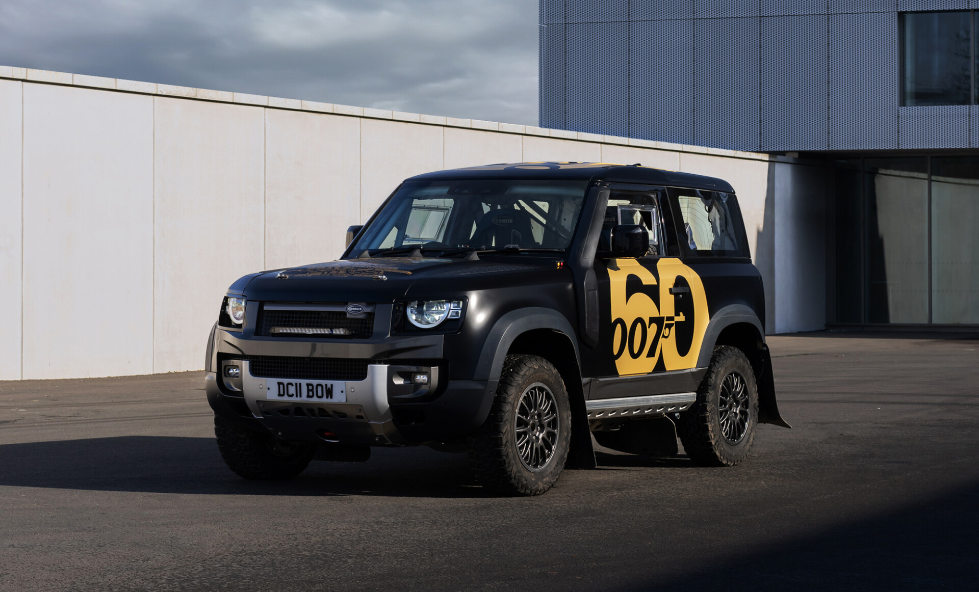 Αγωνιστικό Land Rover Defender με διακριτικά 007