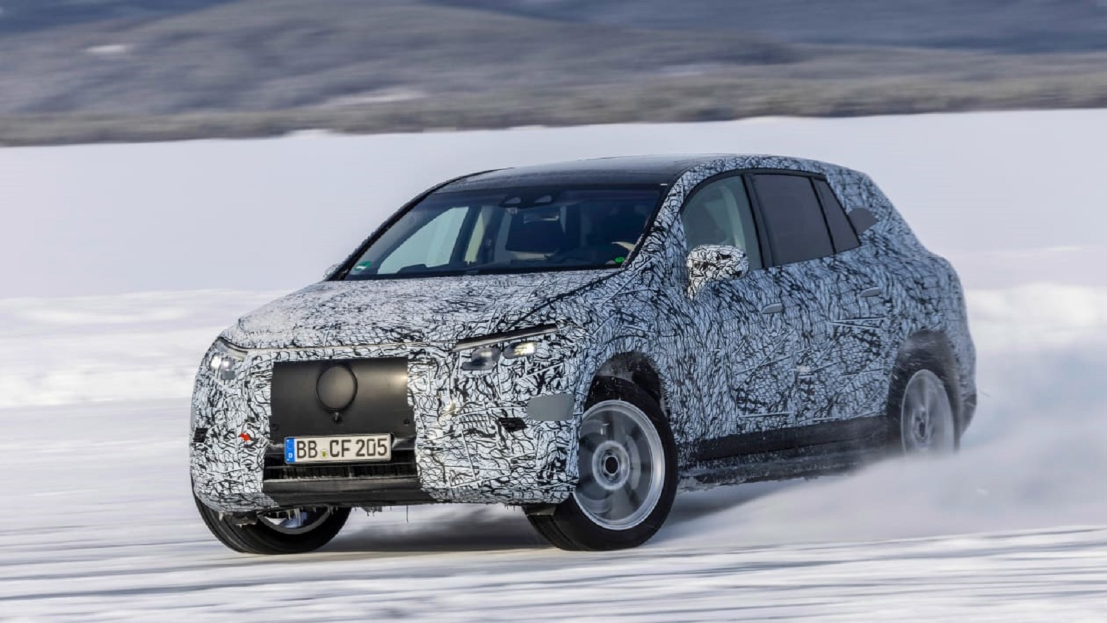 Η Mercedes μας δείχνει τη νέα EQS SUV και αποκαλύπτει το εσωτερικό της