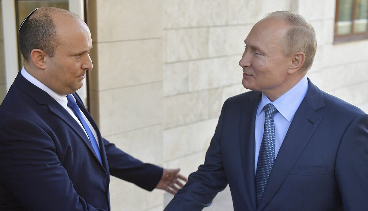 Ο πρόεδρος της Ρωσίας Βλαντίμιρ Πούτιν και ο Ισραηλινός πρωθυπουργός Ναφτάλι Μπένετ © EPA/YEVGENY BIYATOV / SPUTNIK / KREMLIN