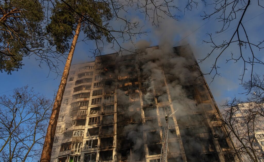 Ρωσικοί πύραυλοι χτύπησαν πολυκατοικία στο Κίεβο © EPA/ROMAN PILIPEY