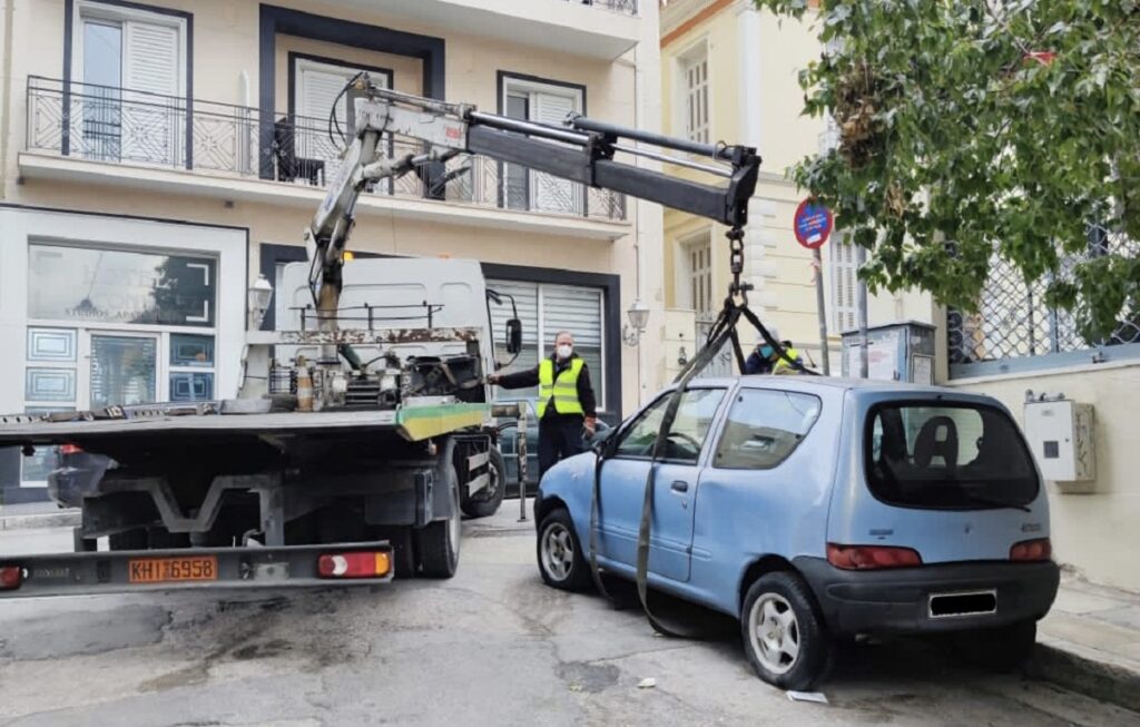 Eπιχείρηση για την απομάκρυνση επιπλέον 85 οχημάτων από τους δρόμους της πόλης © Δήμος Αθηναίων