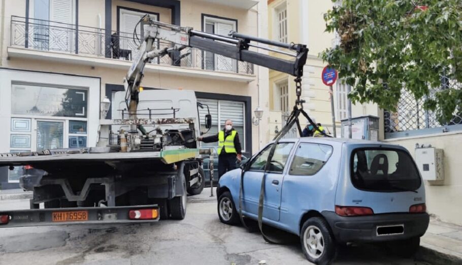 Eπιχείρηση για την απομάκρυνση επιπλέον 85 οχημάτων από τους δρόμους της πόλης © Δήμος Αθηναίων