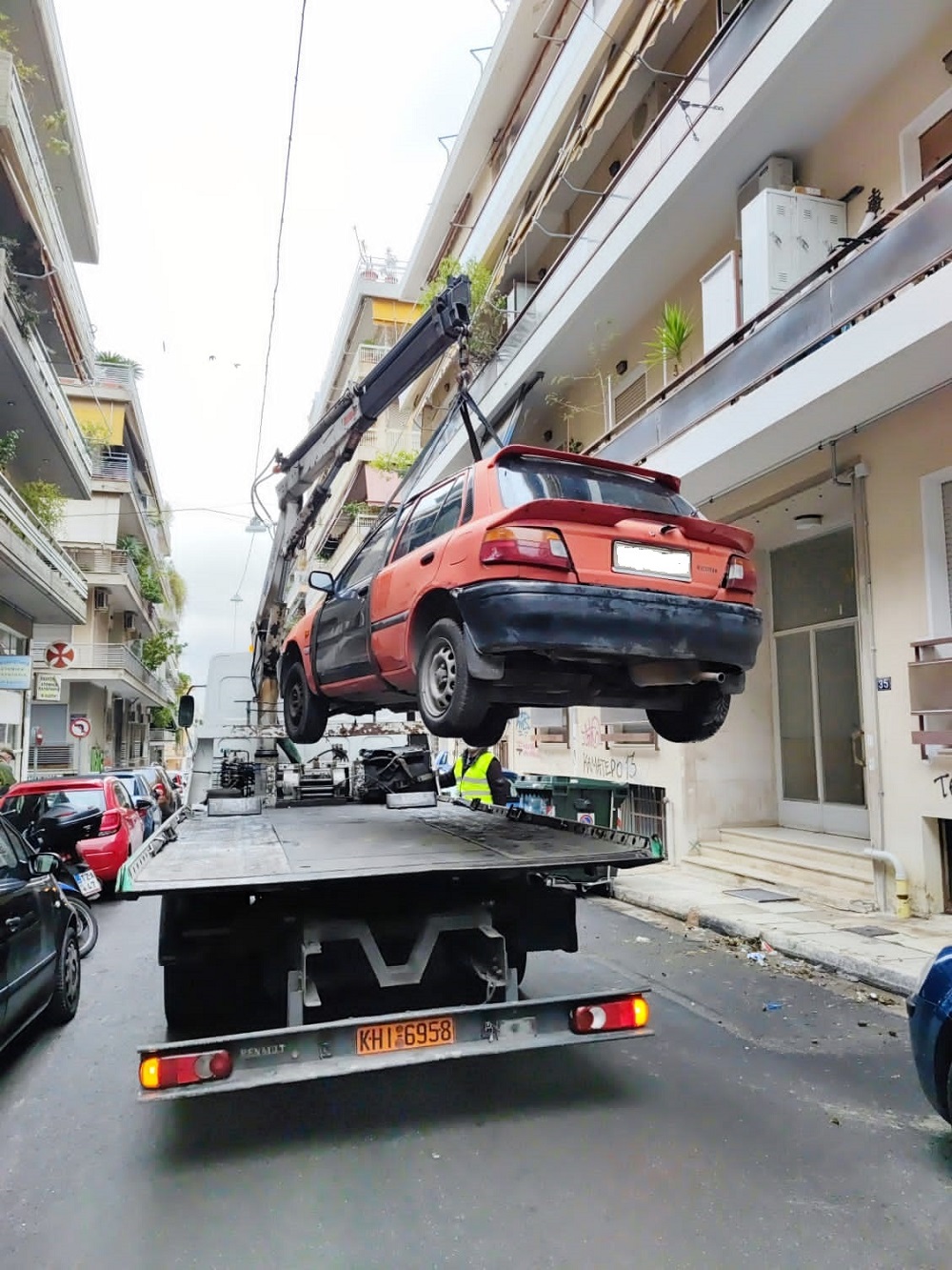Eπιχείρηση για την απομάκρυνση επιπλέον 85 οχημάτων από τους δρόμους της πόλης © Δήμος Αθηναίων