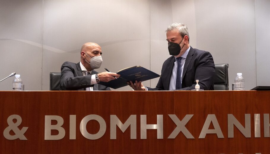 Ο Πρόεδρος του ΕΒΕΑ, Γ. Μπρατάκος και ο Γ.Γ. του ΕΟΤ, Δ. Φραγκάκης, κατά την υπογραφή του Μνημονίου Συνεργασία μεταξύ των δύο φορέων.