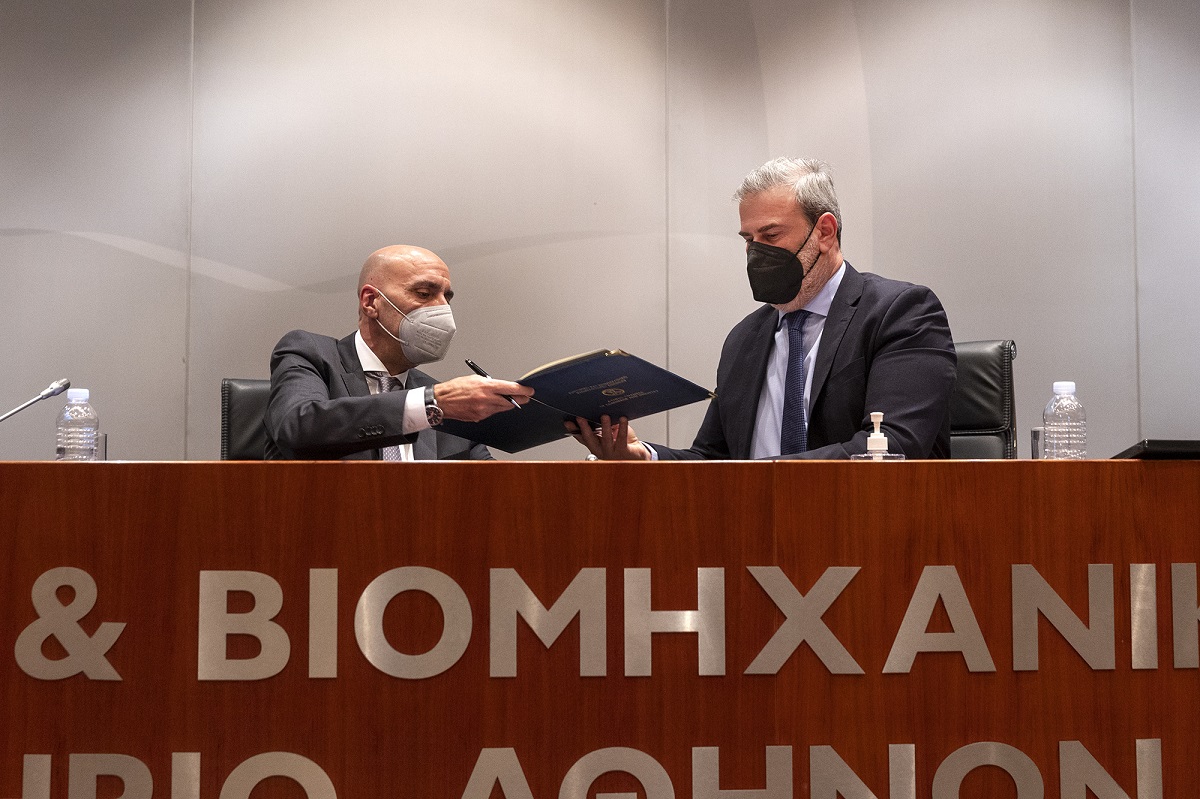 Ο Πρόεδρος του ΕΒΕΑ, Γ. Μπρατάκος και ο Γ.Γ. του ΕΟΤ, Δ. Φραγκάκης, κατά την υπογραφή του Μνημονίου Συνεργασία μεταξύ των δύο φορέων.
