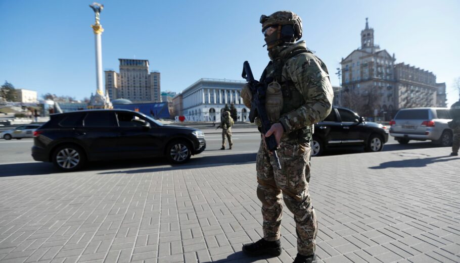 Ουκρανός στρατιώτης στην πλατεία Ανεξαρτησίας του Κιέβου ©EPA/ZURAB KURTSIKIDZE