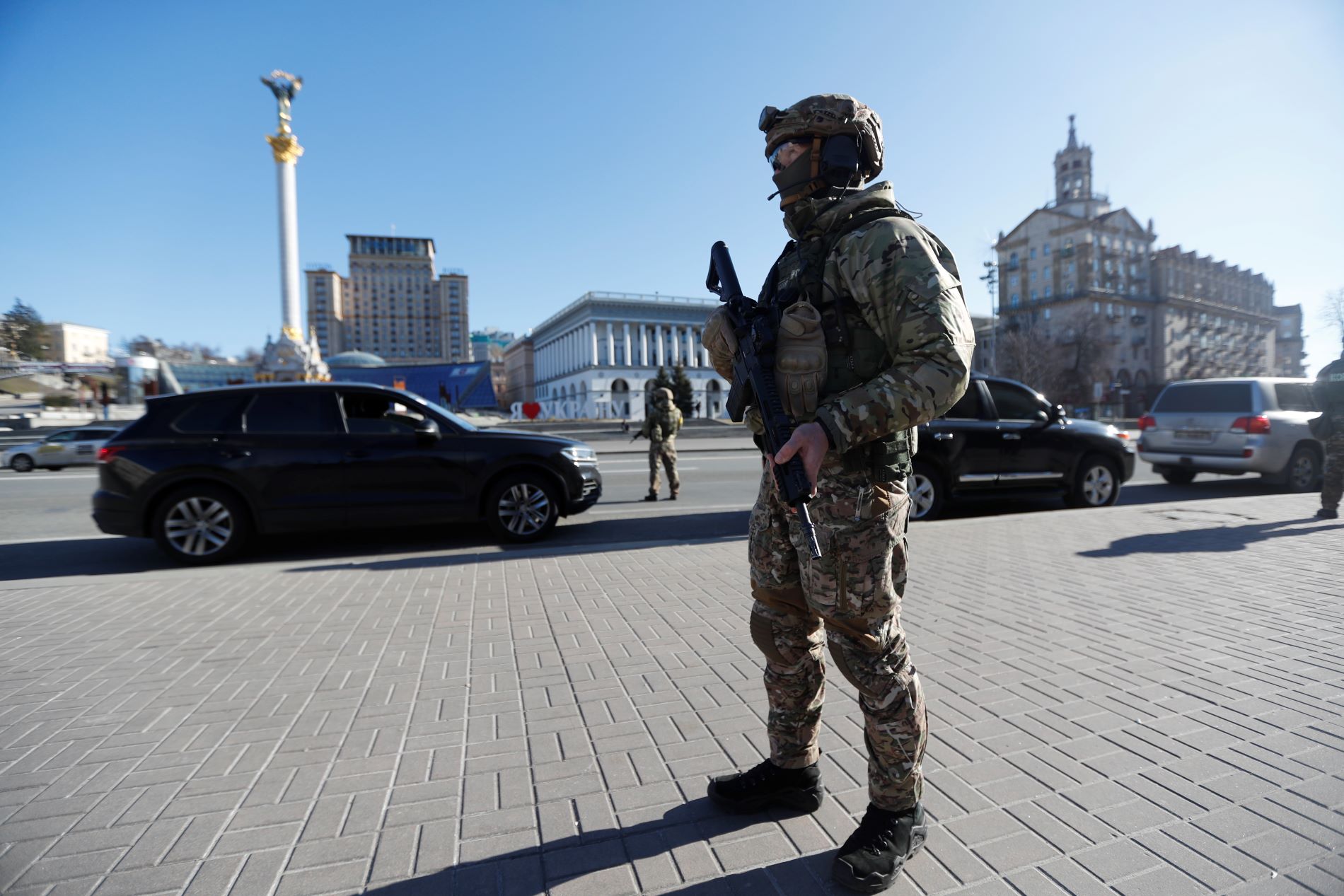 Ουκρανός στρατιώτης στην πλατεία Ανεξαρτησίας του Κιέβου ©EPA/ZURAB KURTSIKIDZE