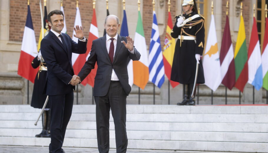 O Εμανουέλ Μακρόν και ο Όλαφ Σολτς κατά τη Σύνοδο Κορυφής της ΕΕ στο Παρίσι © EPA/IAN LANGSDON