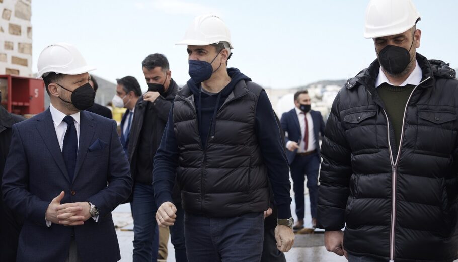 Ο Πρωθυπουργός Κυριάκος Μητσοτάκης ξεναγείται στις εγκαταστάσεις, κατά την επίσκεψή του στο Ναυπηγείο στο Νεώριο της Σύρου, Παρασκευή 4 Μαρτίου 2022. Ο Πρωθυπουργός Κυριάκος Μητσοτάκης μετέβη στη Σύρο όπου επισκέφθηκε το Ναυπηγείο ενώ στη συνέχεια θα έχει συνάντηση με τοπικούς φορείς του νησιού. ΑΠΕ-ΜΠΕ/ΓΡΑΦΕΙΟ ΤΥΠΟΥ ΠΡΩΘΥΠΟΥΡΓΟΥ/ΔΗΜΗΤΡΗΣ ΠΑΠΑΜΗΤΣΟΣ