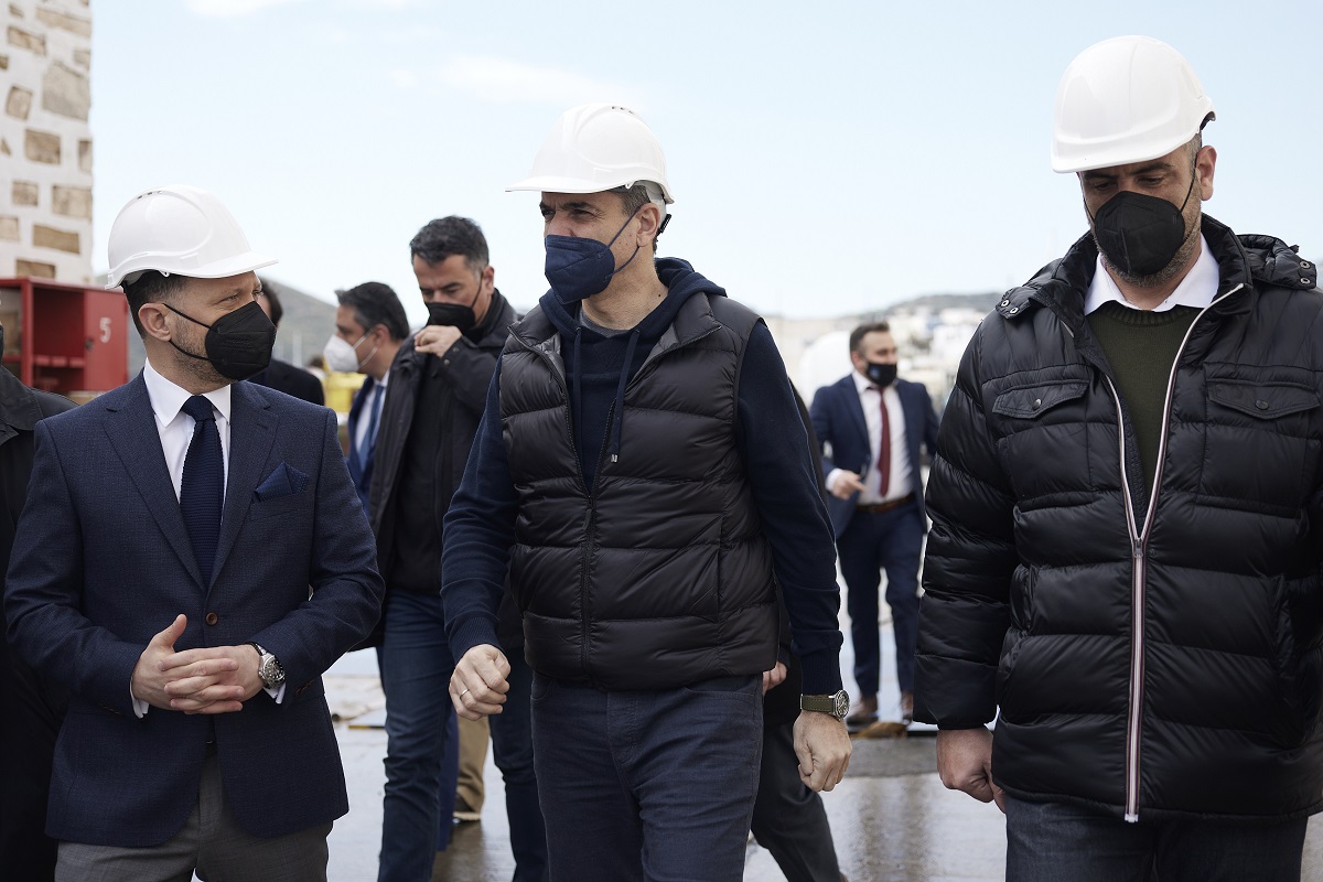 Ο Πρωθυπουργός Κυριάκος Μητσοτάκης ξεναγείται στις εγκαταστάσεις, κατά την επίσκεψή του στο Ναυπηγείο στο Νεώριο της Σύρου, Παρασκευή 4 Μαρτίου 2022. Ο Πρωθυπουργός Κυριάκος Μητσοτάκης μετέβη στη Σύρο όπου επισκέφθηκε το Ναυπηγείο ενώ στη συνέχεια θα έχει συνάντηση με τοπικούς φορείς του νησιού. ΑΠΕ-ΜΠΕ/ΓΡΑΦΕΙΟ ΤΥΠΟΥ ΠΡΩΘΥΠΟΥΡΓΟΥ/ΔΗΜΗΤΡΗΣ ΠΑΠΑΜΗΤΣΟΣ