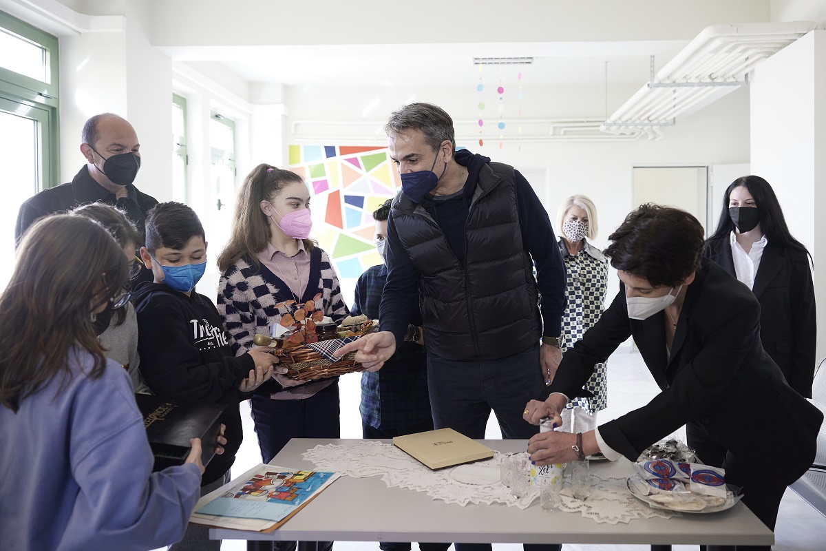 Μητσοτάκης: Σύντομα θα απαλλαγούμε από τις μάσκες εντός της τάξης