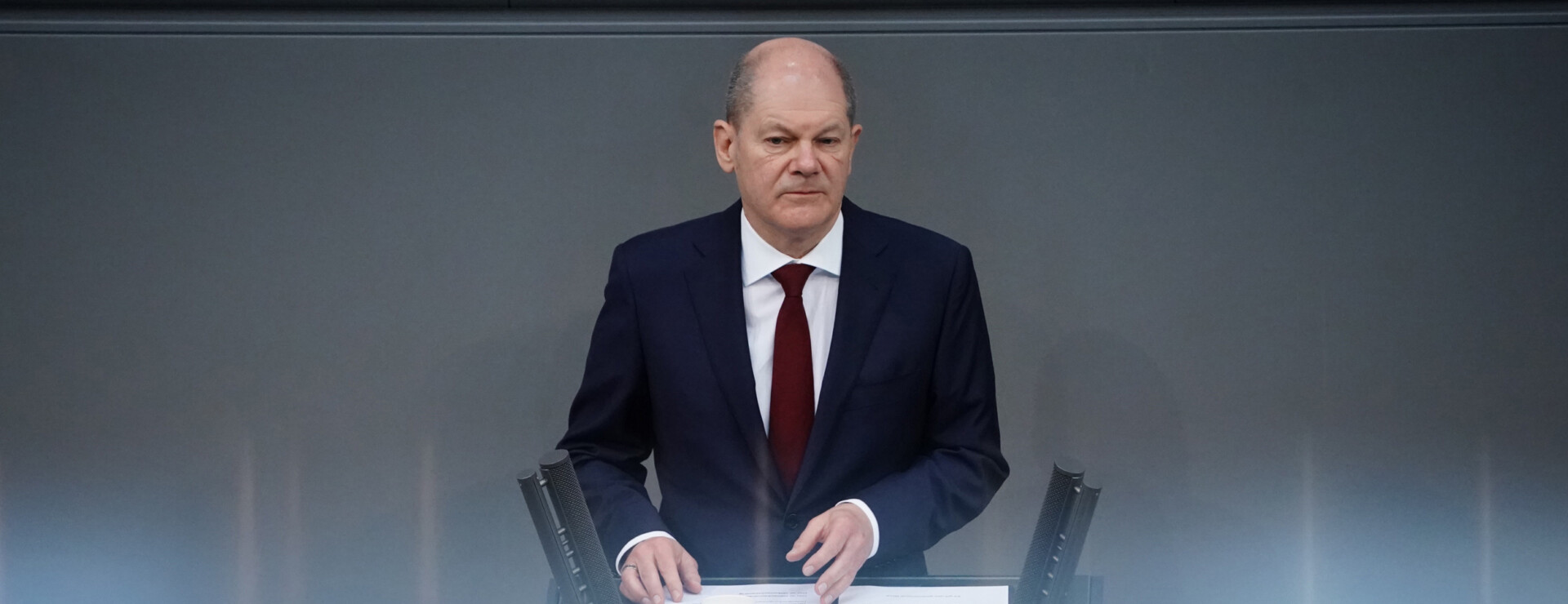 Ο Όλαφ Σολτς κατά την ανακοίνωση στη Bundestag της αύξησης των αμυντικών δαπανών κατά 100 δισ. © EPA/CLEMENS BILAN