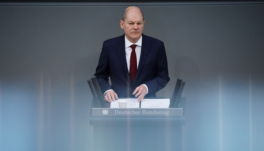 Ο Όλαφ Σολτς κατά την ανακοίνωση στη Bundestag της αύξησης των αμυντικών δαπανών κατά 100 δισ. © EPA/CLEMENS BILAN