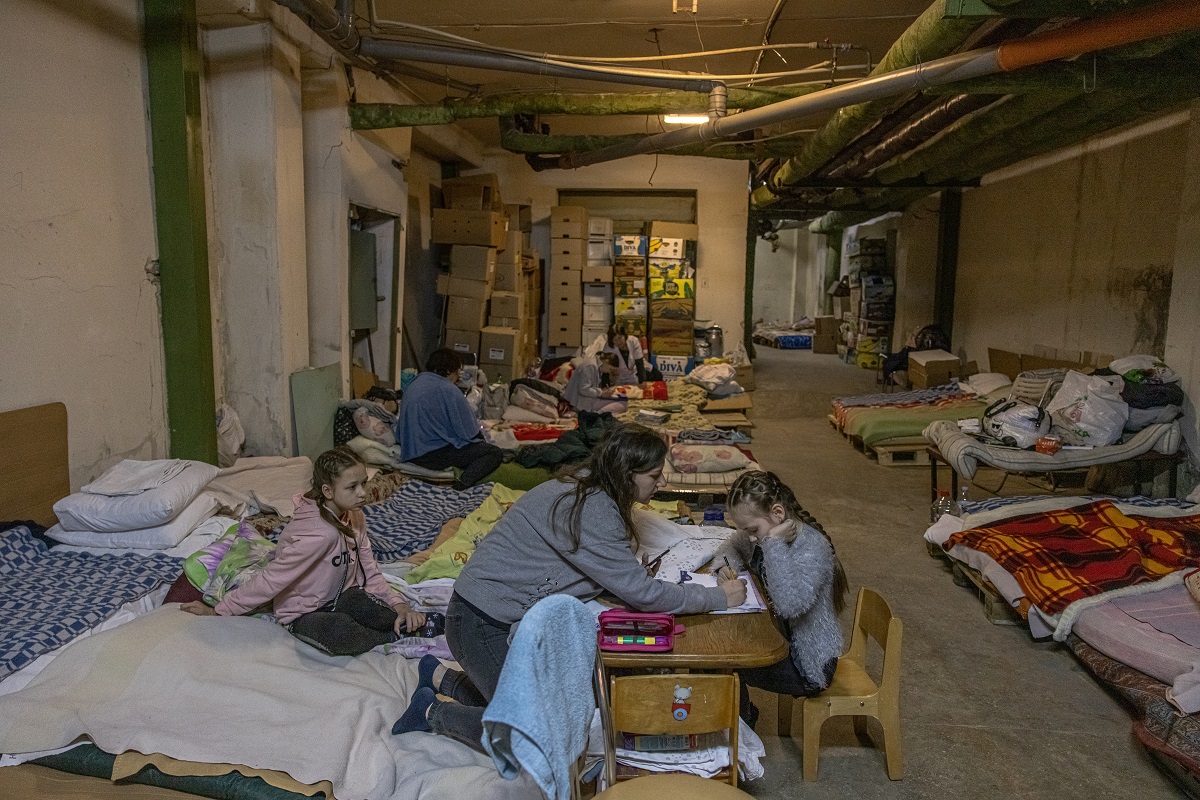 Μητέρες και παιδιά βρίσκουν καταφύγιο σε υπόγεια κτιρίων © EPA/ROMAN PILIPEY