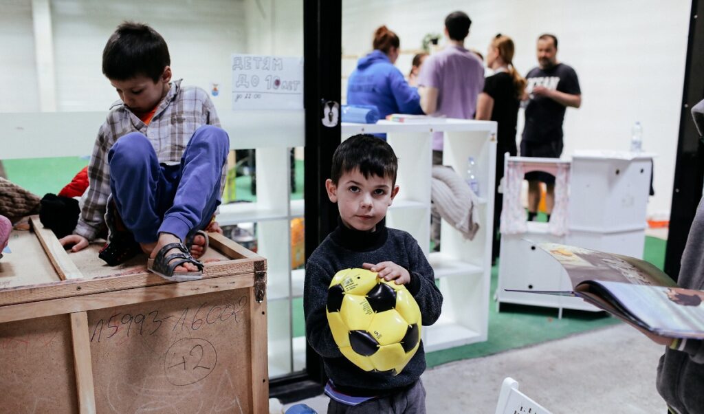 Unicef: Τα μισά παιδιά της Ουκρανίας έχουν εκτοπιστεί λόγω του πολέμου