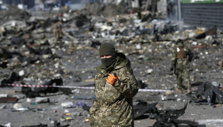 Ουκρανός στρατιώτης μπροστά από συντρίμμια © EPA/ATEF SAFADI