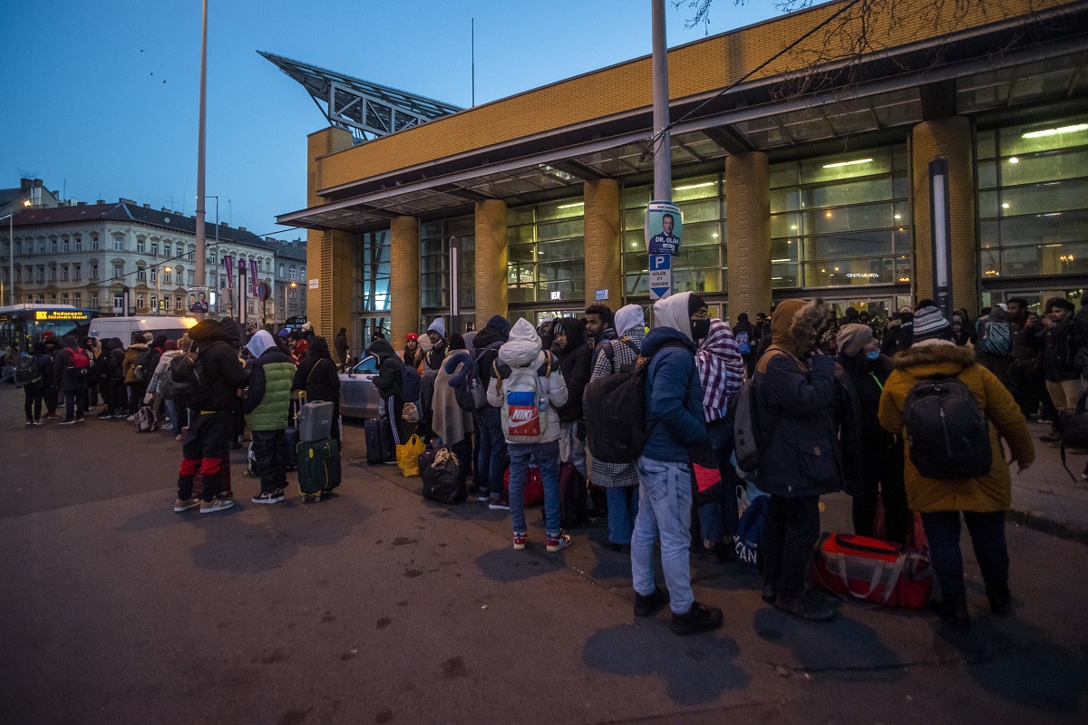 Πρόσφυγες που φτάνουν από την Ουκρανία περιμένουν λεωφορεία στο σιδηροδρομικό σταθμό Nyugati στη Βουδαπέστη ©EPA / Zoltan Balogh