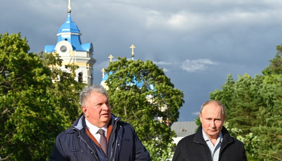 O Βλαντιμίρ Πούτιν και ο Igor Sechin, επικεφαλής του κρατικού ενεργειακού ομίλου Rosneft ©EPA/ALEXEI NIKOLSKY/SPUTNIK/KREMLIN
