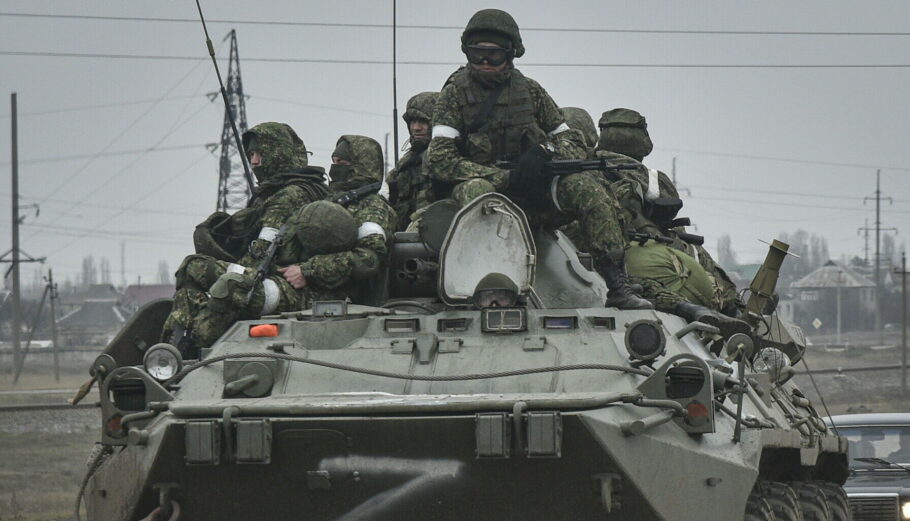 Ρώσοι στρατιώτες εισβάλλουν στην Ουκρανία © EPA/STRINGER