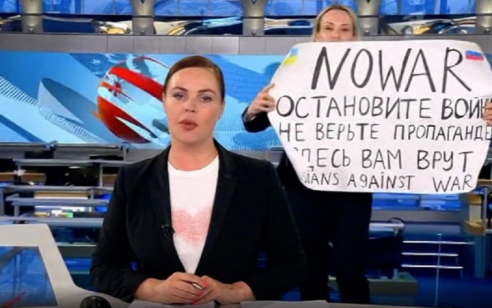 Η Ρωσίδα δημοσιογράφος Μαρίνα Οβσιανίκοβα ύψωσε αντιπολεμικό πλακάτ σε εκπομπή στη Ρωσία © twitter.com/YaroslavC