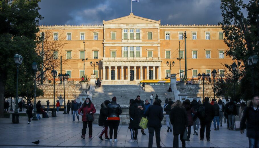 Κόσμος στην πλ. Συντάγματος ©Eurokinissi