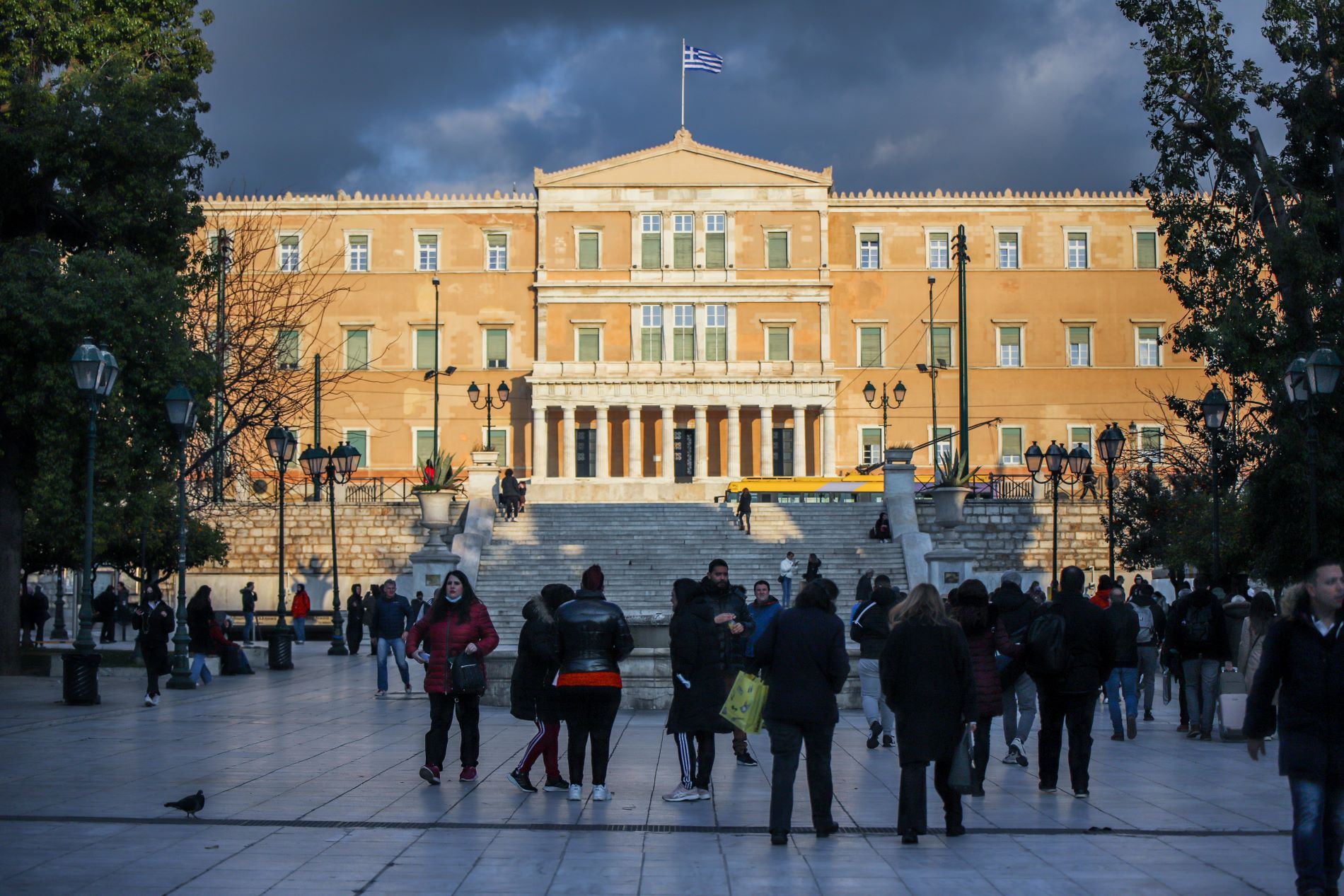 Κόσμος στην πλ. Συντάγματος ©Eurokinissi