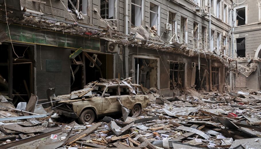 Βομβαρδισμοί στο Χάρκοβο © EPA/SERGEY KOZLOV
