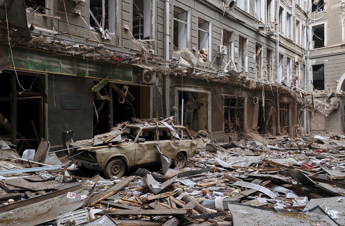 Βομβαρδισμοί στο Χάρκοβο © EPA/SERGEY KOZLOV