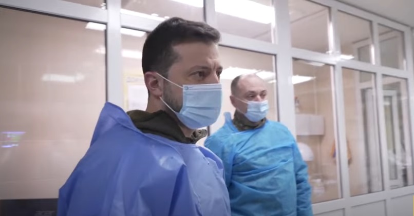 Ουκρανία: O Ζελένσκι επισκέφθηκε τραυματίες σε πολεμικό νοσοκομείο