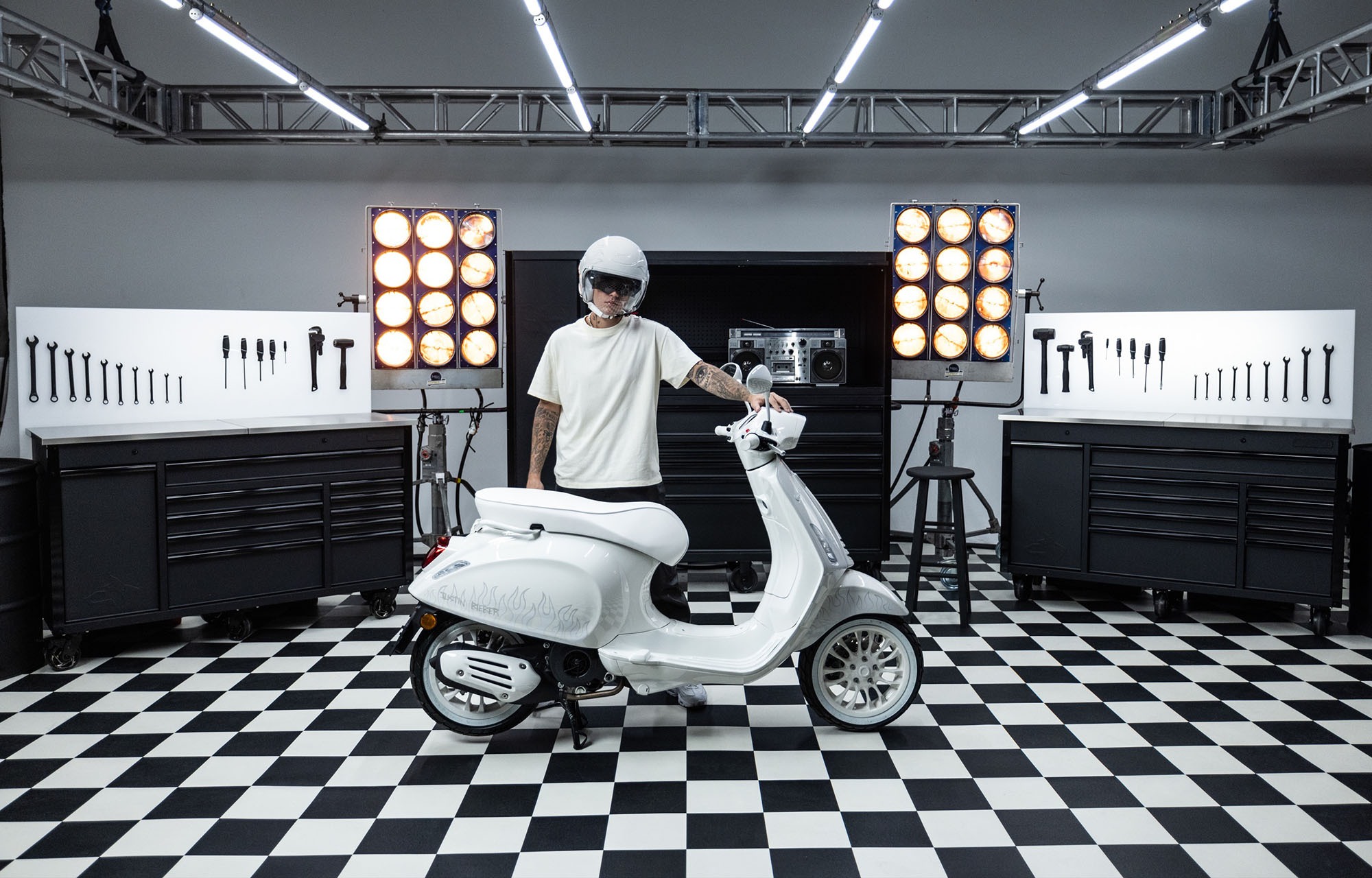 Justin Bieber X Vespa: Όταν δύο ποπ σύμβολα συναντιούνται