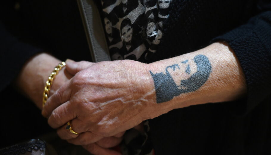 Τατουάζ Έλβις στο χέρι μιας θαυμάστριάς του ©EPA/FACUNDO ARRIZABALAGA