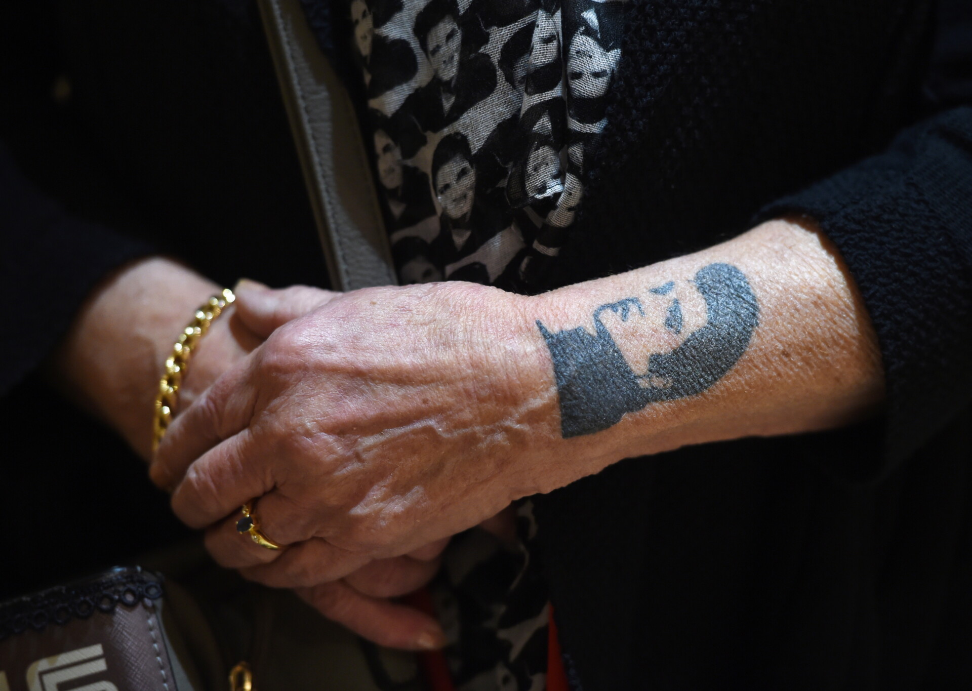 Τατουάζ Έλβις στο χέρι μιας θαυμάστριάς του ©EPA/FACUNDO ARRIZABALAGA