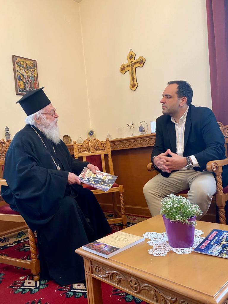 Ο δήμαρχος Μυκόνου με τον Αρχιεπίσκοπο Αλβανίας