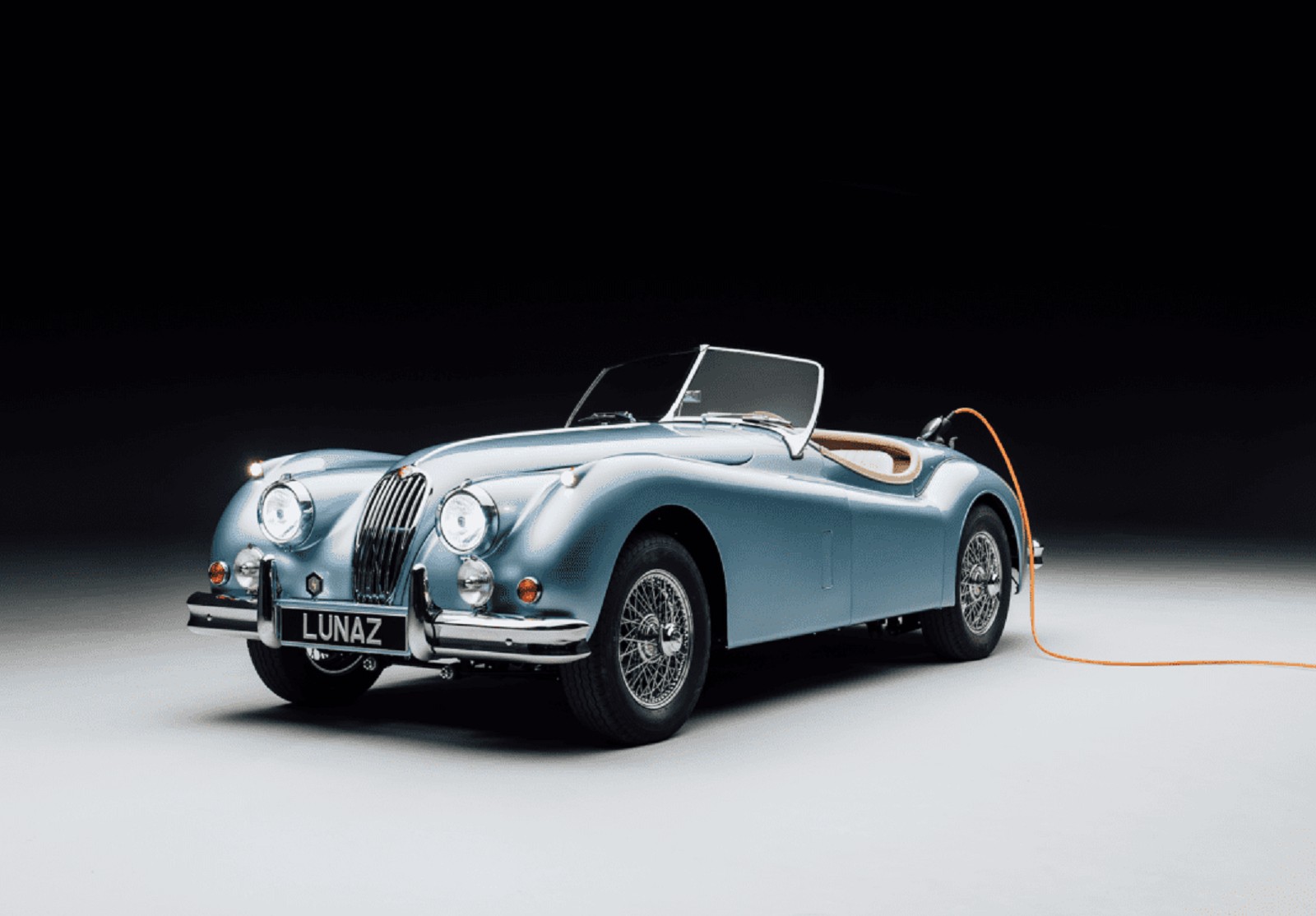 Μια ηλεκτροκίνητη Jaguar XK140 είναι το γαμήλιο δώρο του David Beckham στον γιο του